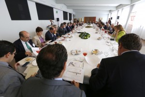 El pleno de AVE durante el almuerzo con el conseller Juan Carlos Moragues