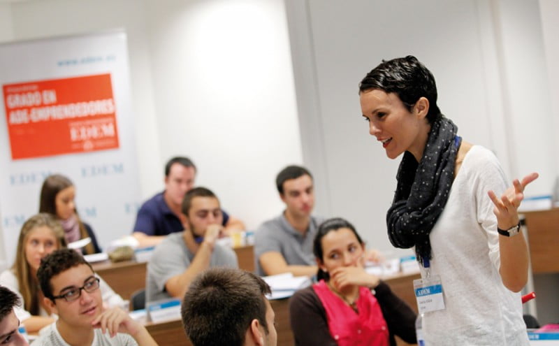Lucía Egea, directora del Centro Universitario, impartiendo clase en el Grado ADE Emprendedores