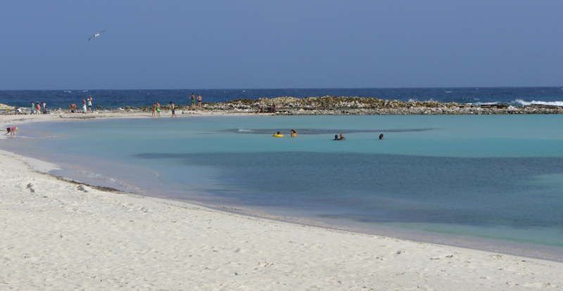 Playa Baby Beach en la isla caribeña de Aruba