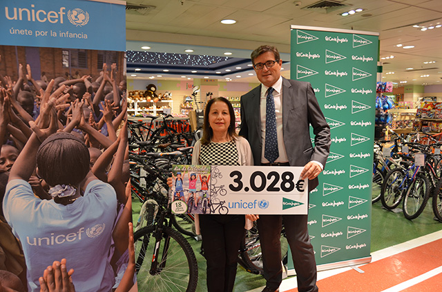 Pau Pérez Rico entrega a la presidenta de UNICEF Valencia, Nidita Guerrero, el cheque con la recaudación del Día de la Bicicleta