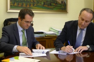 Joaquín Longares (izq.) y Vicente Ibor durante la firma del acuerdo
