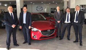 El equipo de Motor Almenar con el nuevo Mazda2