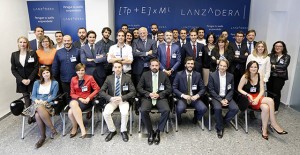 Juan Roig rodeado de los emprendedores del 2ª programa Lanzadera