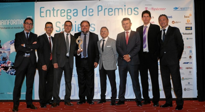 El equipo directivo de Clave-i junto a José Monzonís, secretario autonómico de Industria, y Raul Martín, director general de Economía