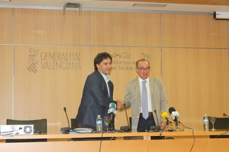 Francesc Colomer y Antonio Mayor tras la firma del acuerdo 