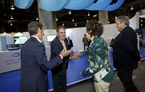 Directora general de la Energía, Julia Company, saludando al Director general del Grupo Aguas y presidente de EFIAQUA, Francisco Zorrilla Soriano. 