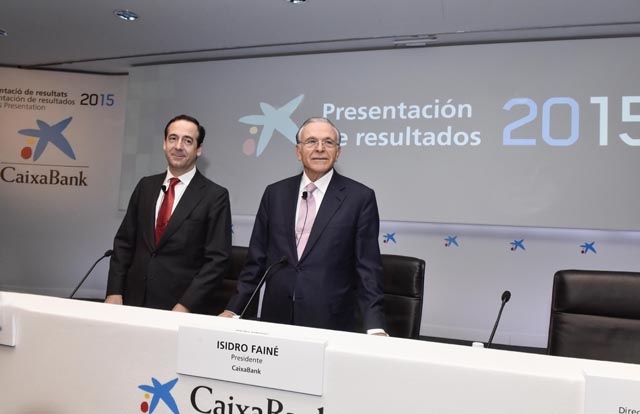 Gonzalo Gortázar e Isidro Fainé en la presentación de resultados 2015 de CaixaBank