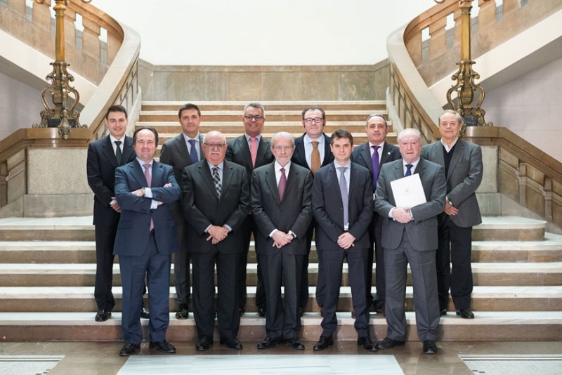 Alejandro Escribá, nuevo director de la cátedra de Empresa Familiar, segundo por la derecha de la primera fila en la foto de la junta de la CEF