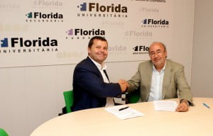 Óscar Carrión, director del Máster, firma el acuerdo con Benet Delcán de Florida Universitaria