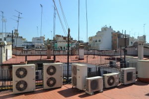 Condensadores de aire acondicionado en el centro de Valencia 2. Foto COITIG