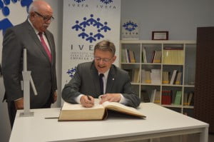 Ximo Puig firma el libro de honor de Ivefa