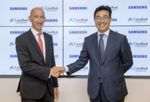 François Miqueu, consejero delegado de CaixaBank Consumer Finance, y YoungSoo Kim, Presidente de Samsung España