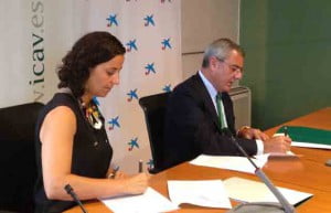 Beatriz Alventosa y Rafael Bonmatí firman el acuerdo
