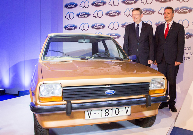 Ximo Puig y Jesús Alonso ante el primer Ford Fiesta fabricado en Almusafes