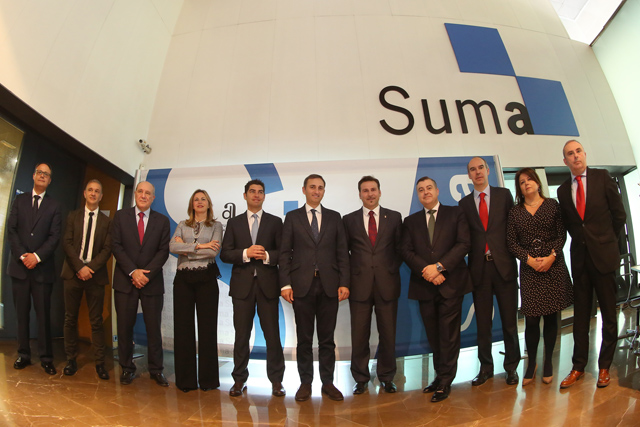César Sánchez, rodeado de  los representantes de las entidades financieras firmantes del acuerdo, en la sede del Suma