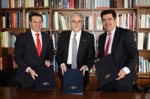 Rafael Machín, de Fuerza Comercial; José María Sanz, rector de la UAM; y Fidel Rodríguez, director general de la FUAM.