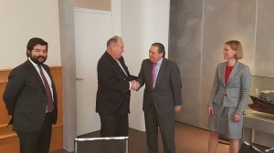 Vicente Boluda Fos y Klaus Thesenfitz, propietario de Linhoff, sellan el acuerdo de compra. A la derecha, Vicente Boluda Ceballos.