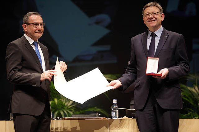 Vicent Climent entrega a Puig la Medalla de Oro de la UJI