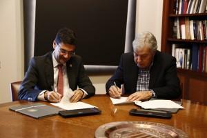 Francisco Mora, rector de la UPV, y Sebastián Subirats, director de AINIA, firman el acuerdo de creación de la nueva cátedra.