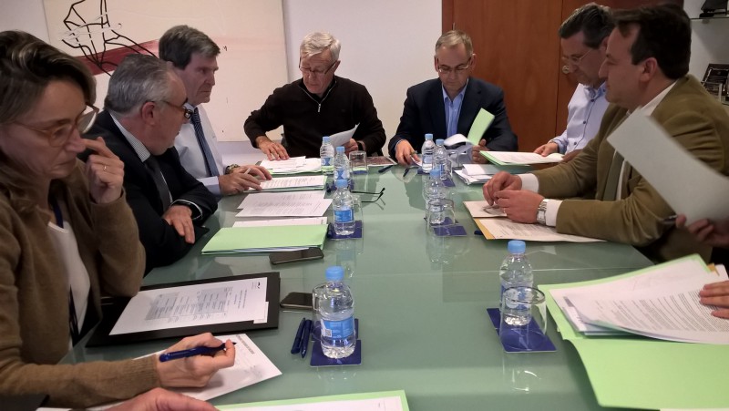 Imagen del Comité Asesor del Puerto de Valencia firmando el acuerdo con el alcalde Joan Ribó.