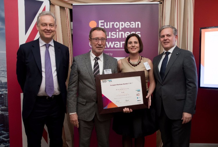 Vicent Berbegal y Soledad Berbegal recogen su diploma de "Campeona Nacional" en los European Business Awards de la mano del embajador de Reino Unido 