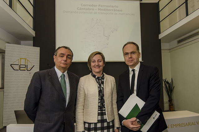 Salvador Navarro, Mª José Salvador y Juan Bravo en la presentación del estudio