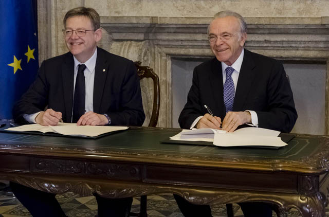Ximo Puig e Isidro Fainé firman el acuerdo por el que CaixaForum se instalará en el Ágora