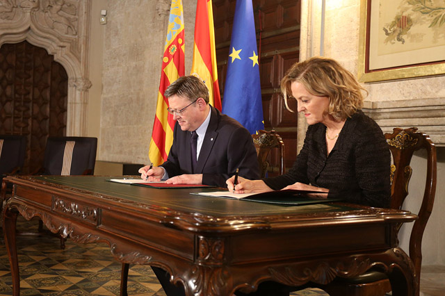 Ximo Puig y Flora Pérez firman el convenio por el que la Fundación Amancio Ortega destina 30 millones a la compra de equipamiento oncológico para los hospitales públicos valencianos