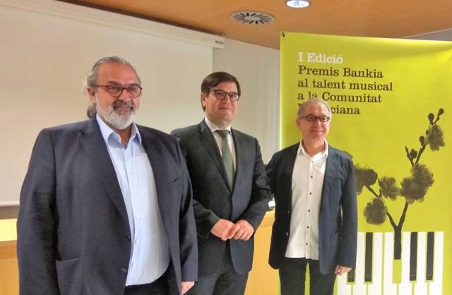 Pedro Rodríguez, presidente de la FSMCV; Francisco Muñoz Balaguer, director de Banca Privada de Bankia en la Comunidad Valenciana; y Abel Guarinos, director general del Institut Valencià de Cultura.