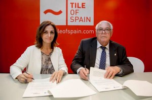Susana Laínez (Ascer) e Isidro Zarzoso (Cesce) en la firma del acuedo.