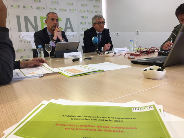 Palacio y Llopis en la presentación de su demoledor informe sobre la inversión del Estado en Alicante