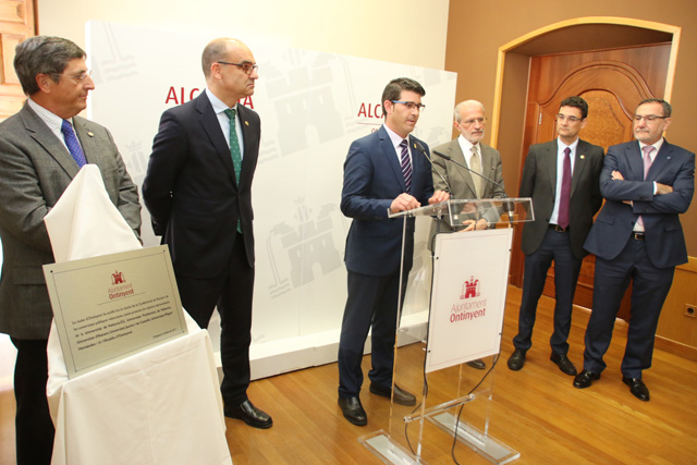 Los rectores de las universidades públicas valencianas junto al alcalde de Ontinyent y presidente de la Diputación de Valencia