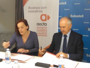 Nuria Lloret y Jaime Matas en la firma del acuerdo de colaboración.