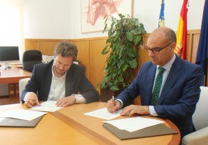 Alfredo Quesada y Manuel Palomar firman el acuerdo