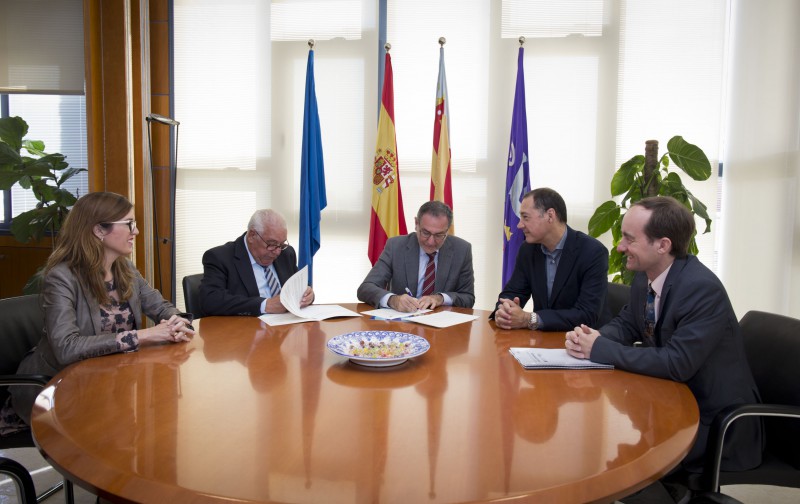 El presidente de Ascer, Isidro Zarzoso, y el rector de la UJI, Vicent Climent, firman el convenio.