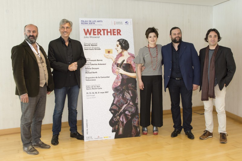 El intendente de Les Arts, Davide Livermore (primero por la izqu.) junto a los directores y protagonistas de "Werther".