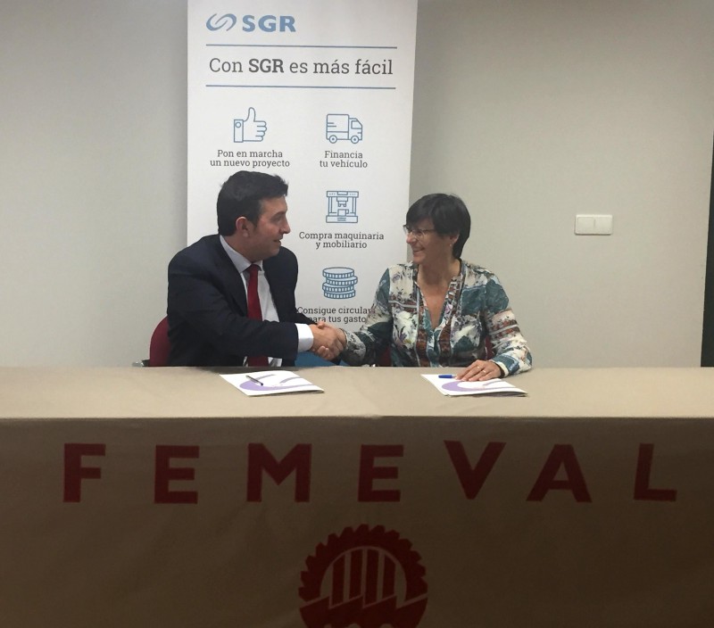 Vicente Lafunete, presidente de Femeval y Cristina Almeany, directora gerente de SGR, en la firma del acuerdo.