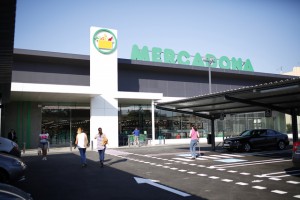 Fachada del nuevo supermercado eficiente en Vila real (Castellón)