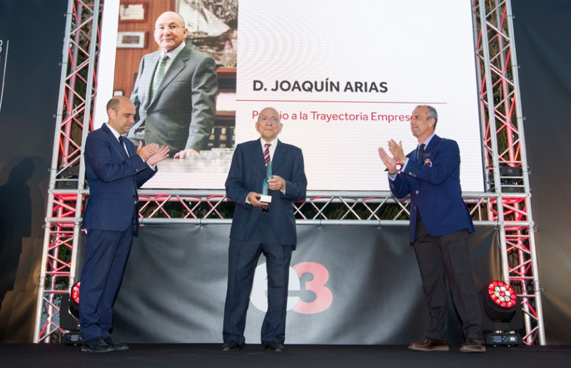 Gabriel Echevarri y Perfecto Palacio entregan el premio Economia3 a Joaquín Arias