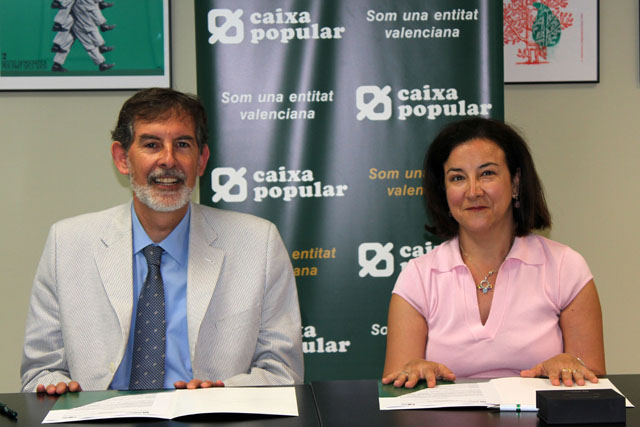 Rosendo Ortí (Caixa Popular) e Isabel Giménez (FEBF) firman el acuerdo de colaboración