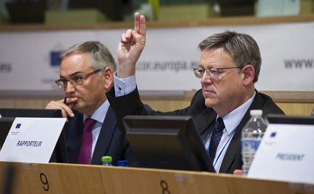 Ximo Puig (d), vota tras presentar ante la Comisión de Política de Cohesión Territorial y Presupuesto de la UE(Coter) del Comité Europeo de las Regiones (CdR), su propuesta para conectar Europa en materia de transporte el pasado junio. Foto: Horst Wagner