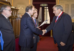 García Portillo recibe el Premio de Unión Profesional de manos del presidente del Senado
