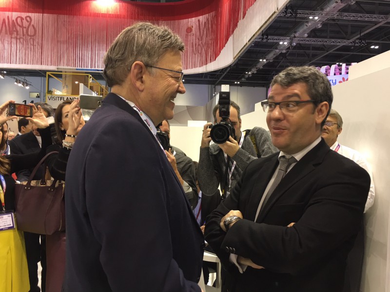 Ximo Puig charla con el ministro de Industria y Turismo, Alvaro Nadal en el stand de la Comunidad Valenciana